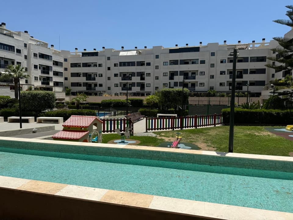 Habitacion privada en piso compartido de dos habitaciones en urbanización con piscina y pista de padel Vacation rental in El Puerto de Santa María