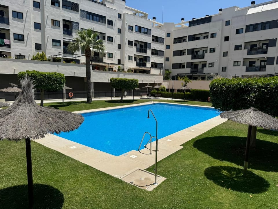 Habitacion privada en piso compartido de dos habitaciones en urbanización con piscina y pista de padel Vacation rental in El Puerto de Santa María