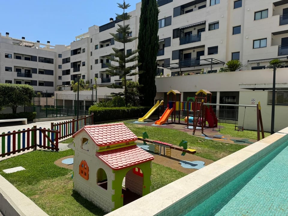 Habitacion privada en piso compartido de dos habitaciones en urbanización con piscina y pista de padel Vacation rental in El Puerto de Santa María
