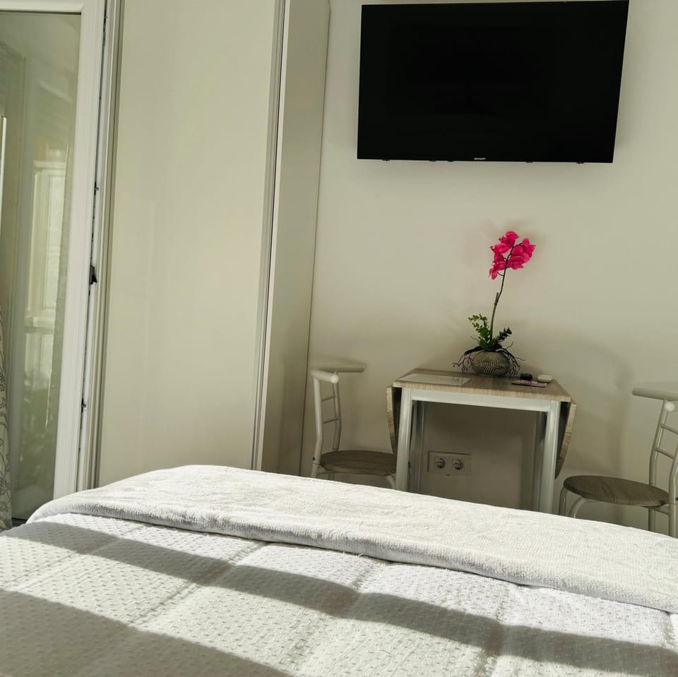 Bed, TV and multimedia, Photo of the whole room, Bedroom