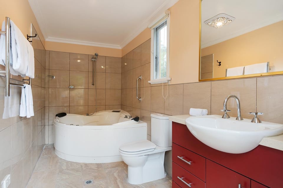 Shower, Toilet, Hot Tub, Bathroom, Bath