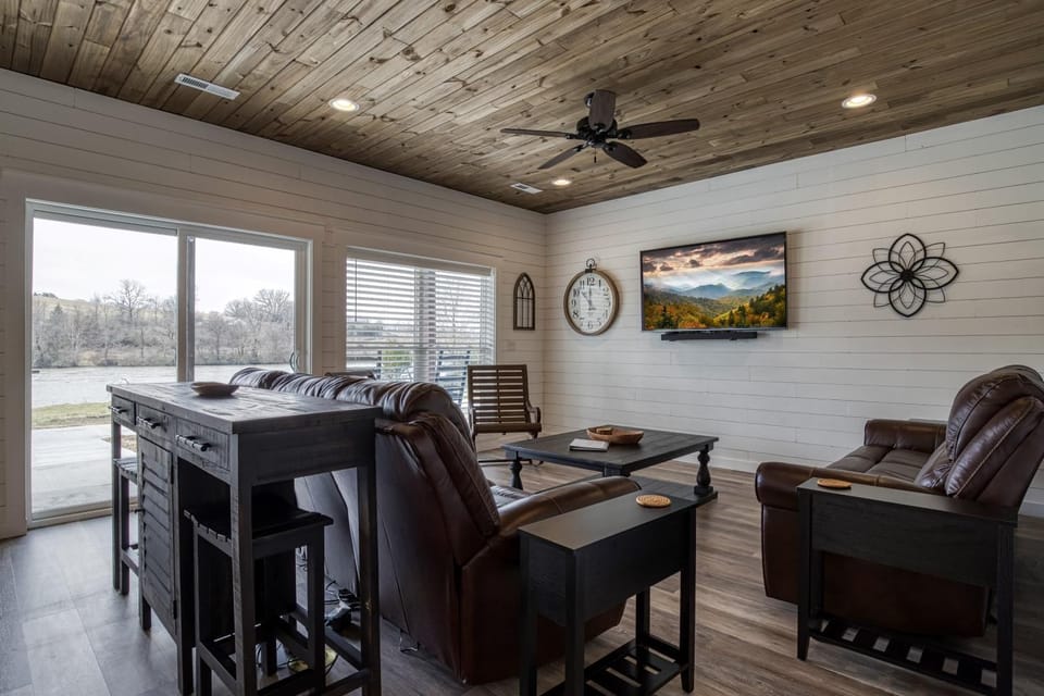 Lazy River Cabin, River Front, Hot Tub, WIFI, 560 in FREE Attraction tickets each paid day! Cabin in Sevierville