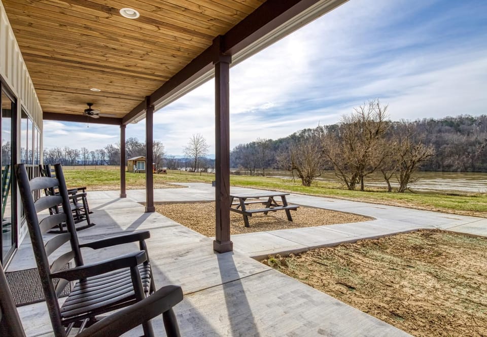 Lazy River Cabin, River Front, Hot Tub, WIFI, 560 in FREE Attraction tickets each paid day! Cabin in Sevierville