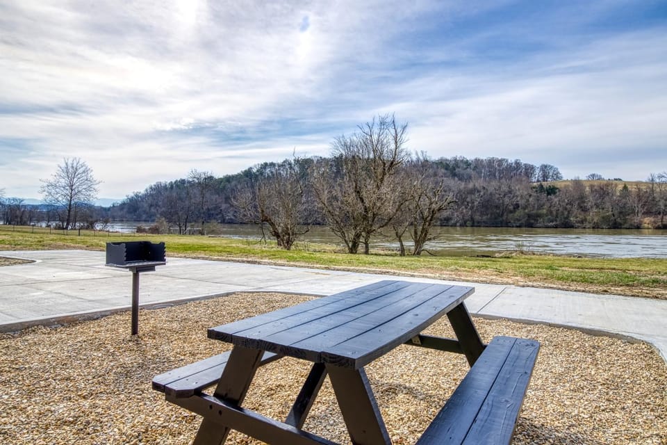 Lazy River Cabin, River Front, Hot Tub, WIFI, 560 in FREE Attraction tickets each paid day! Cabin in Sevierville