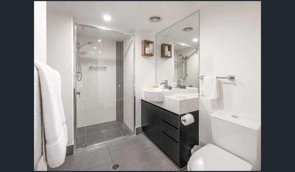 Shower, Toilet, Bathroom, towels