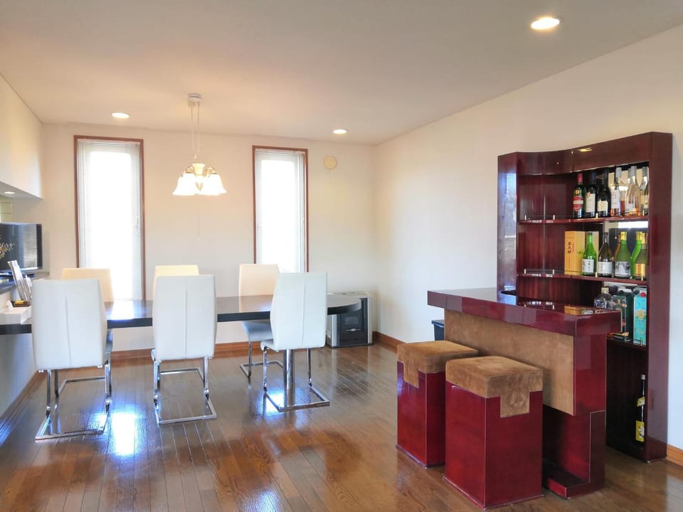 Kitchen or kitchenette, Lounge or bar, Food and drinks, Dining area, Drinks