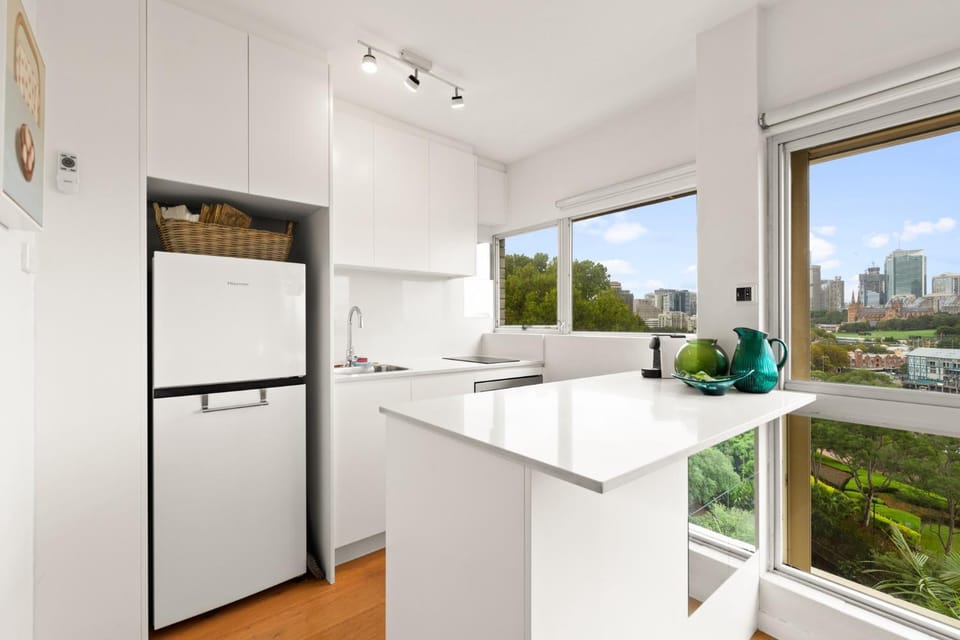 Cosy 1-Bed with Swimming Pool Facing Opera House Apartment in Sydney