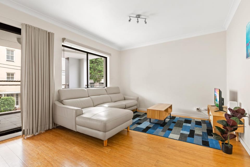 Lovely 2-Bed with Balcony 150 m from Coogee Beach Apartment in Sydney