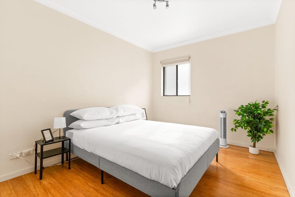 Lovely 2-Bed with Balcony 150 m from Coogee Beach Apartment in Sydney