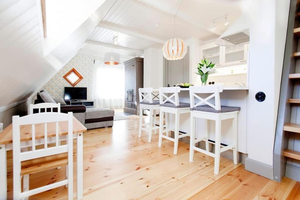 Kitchen or kitchenette, Seating area, Dining area