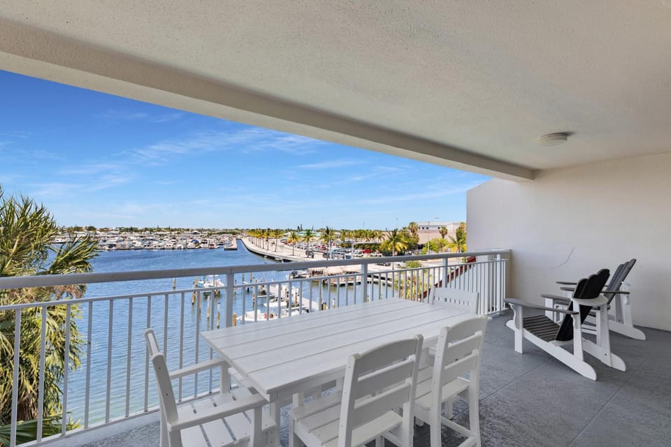 Natural landscape, View (from property/room), Balcony/Terrace, Seating area, Dining area, Sea view