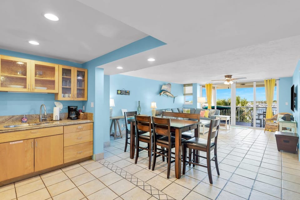 Kitchen or kitchenette, Dining area, dishwasher, stove