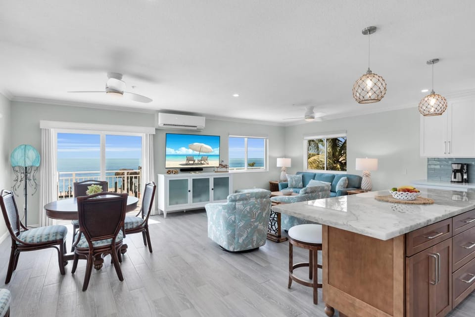 Atlantic Escape 2B 3Ba Views, Pool, Balcony House in Marathon