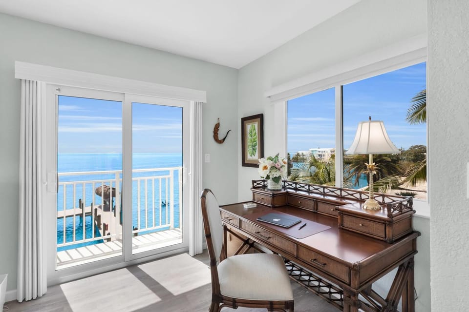 Atlantic Escape 2B 3Ba Views, Pool, Balcony House in Marathon