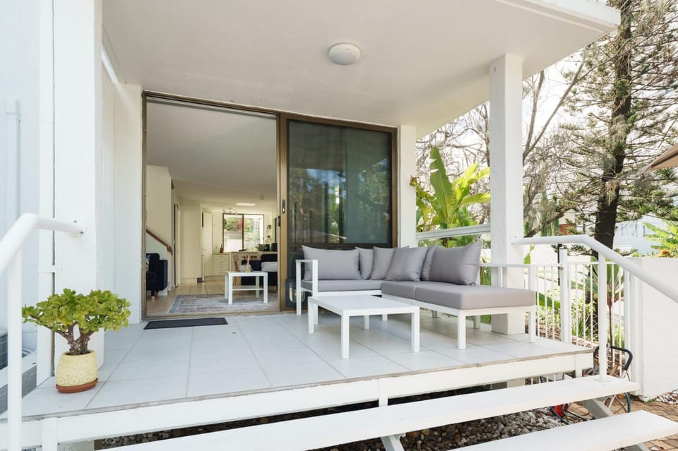 Property building, Patio, Balcony/Terrace, Living room, Seating area