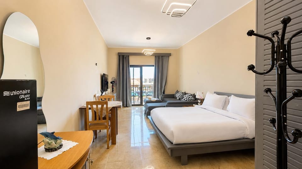 Bed, Living room, Photo of the whole room, Seating area, Bedroom