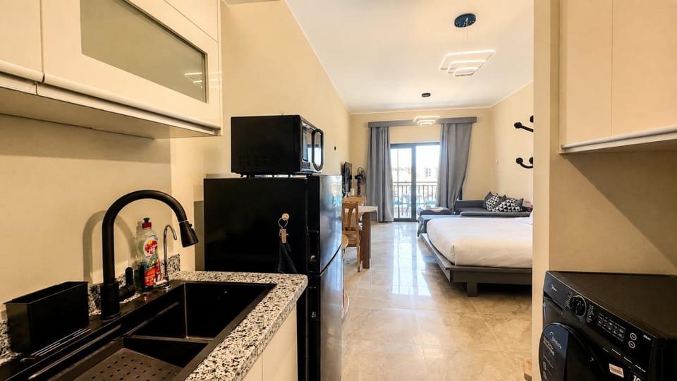 Kitchen or kitchenette, Photo of the whole room, minibar, oven, stove