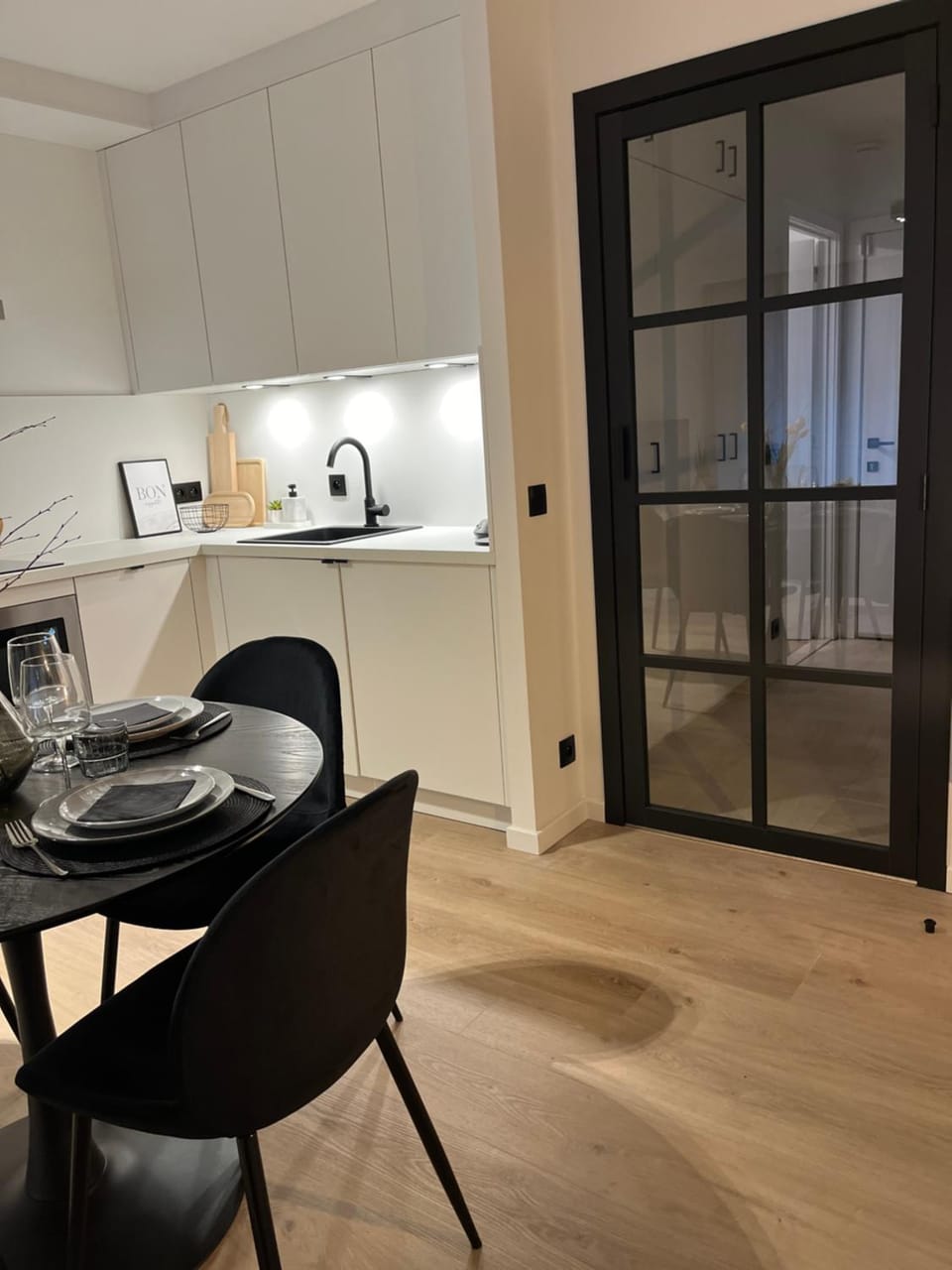 Kitchen or kitchenette, Dining area, minibar, pet friendly, stove