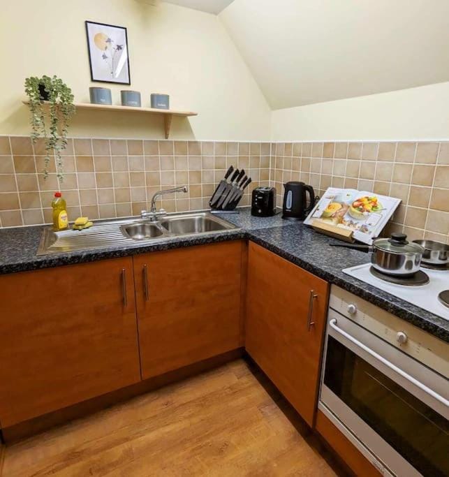 3-Bed, Sleeps 6, 1 Bath, Parking, WiFi Apartment in Ipswich