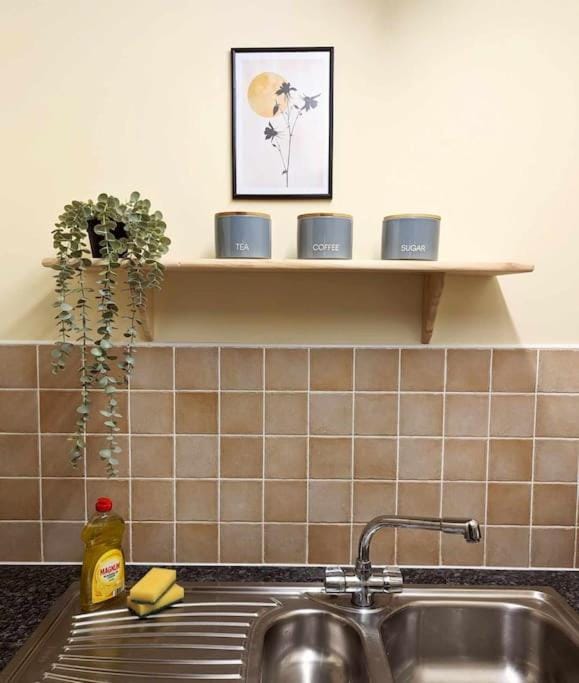 3-Bed, Sleeps 6, 1 Bath, Parking, WiFi Apartment in Ipswich