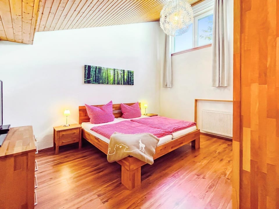 Bed, TV and multimedia, Bedroom