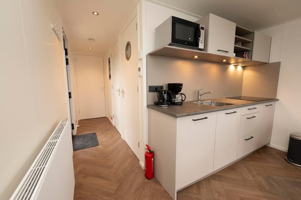 Welcome in - Houseboat 'Boatique Sneek' - Unieke beleving, wakker worden op het Sneekermeer Apartment in Friesland, Netherlands