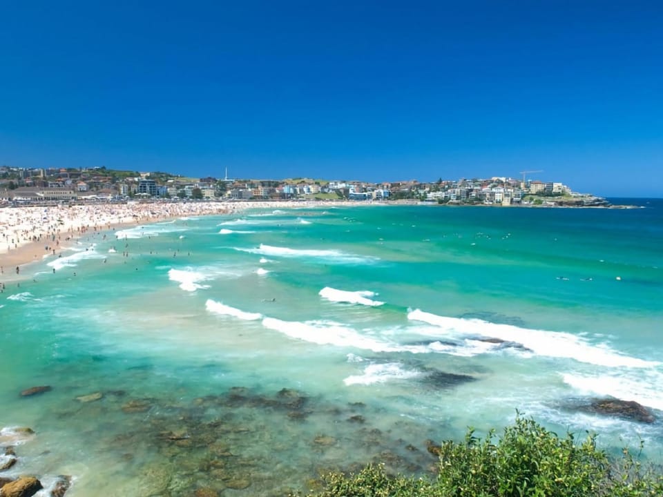 Open Plan 2BR Unit w Parking in Prime Bondi Beach Apartment in Sydney