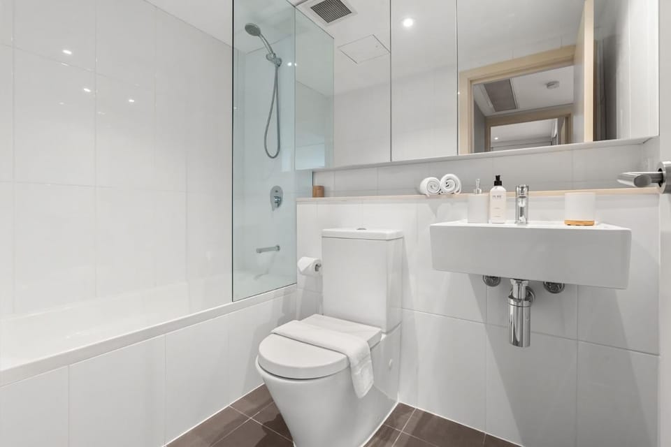 Open Plan 2BR Unit w Parking in Prime Bondi Beach Apartment in Sydney