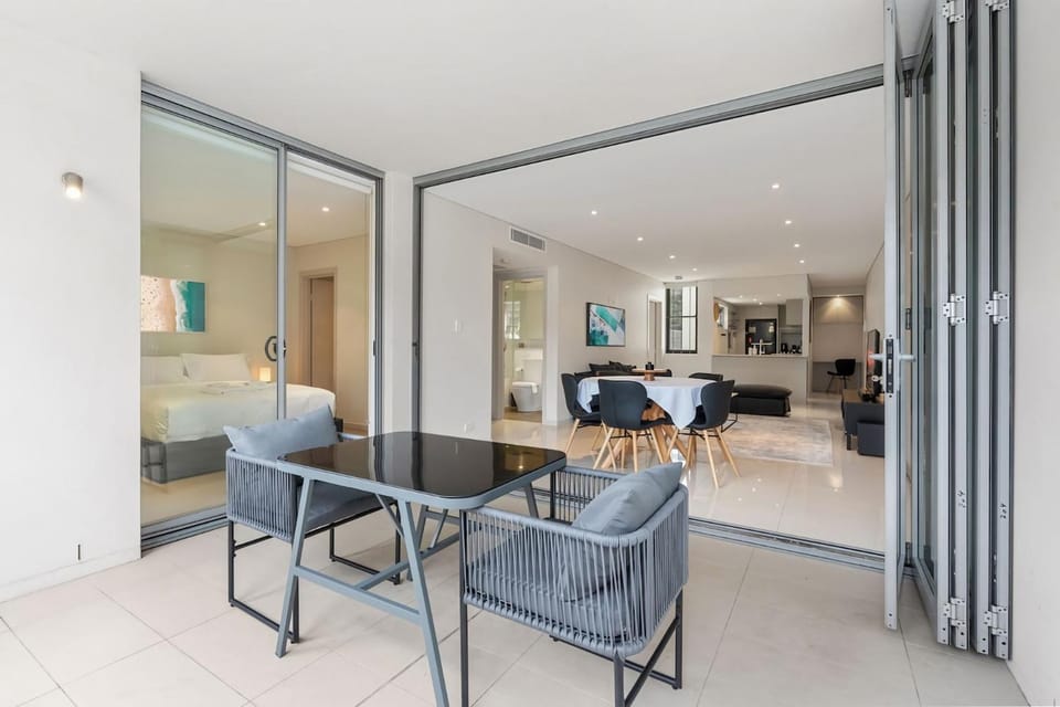 Open Plan 2BR Unit w Parking in Prime Bondi Beach Apartment in Sydney