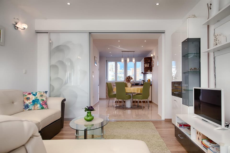 Communal lounge/ TV room, Kitchen or kitchenette, Living room, Seating area, Dining area