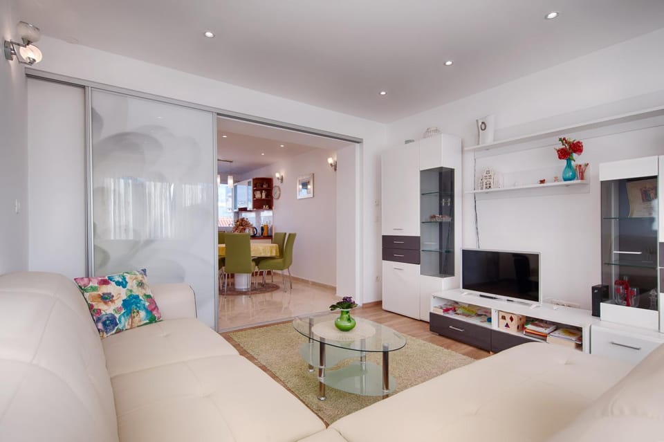 Communal lounge/ TV room, TV and multimedia, Living room, Seating area