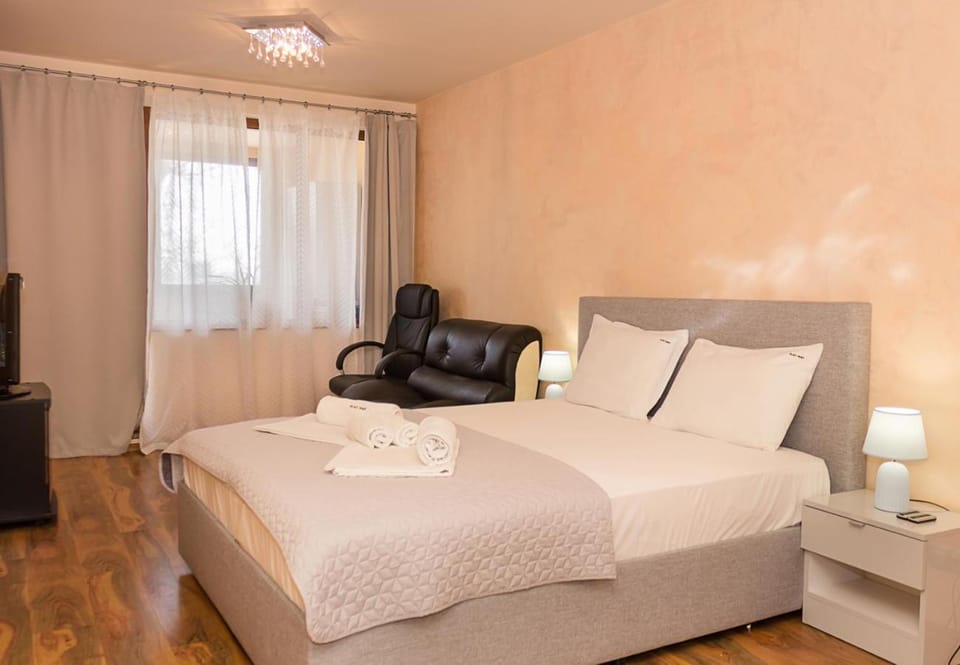 Bed, Photo of the whole room, Seating area, Bedroom