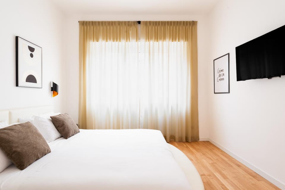 Bed, TV and multimedia, Photo of the whole room, Bedroom