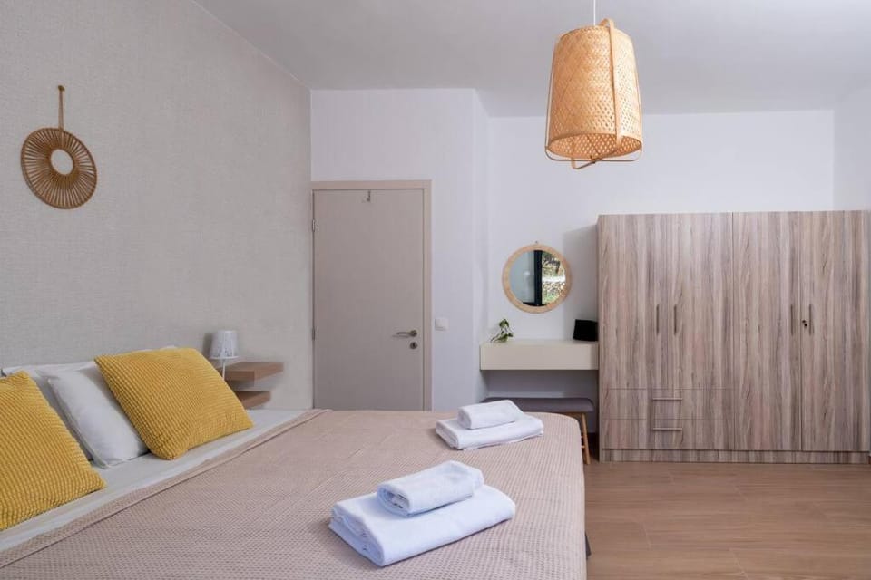 Photo of the whole room, Bedroom, wardrobe