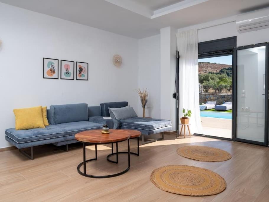 Living room, Pool view