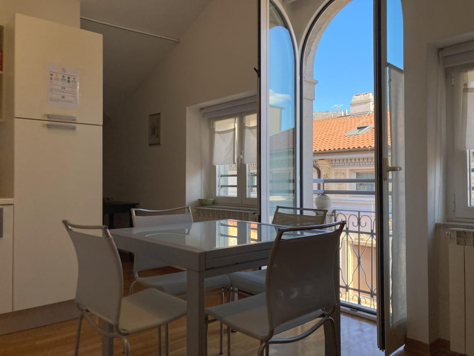 View (from property/room), Balcony/Terrace, Living room, Seating area, Dining area