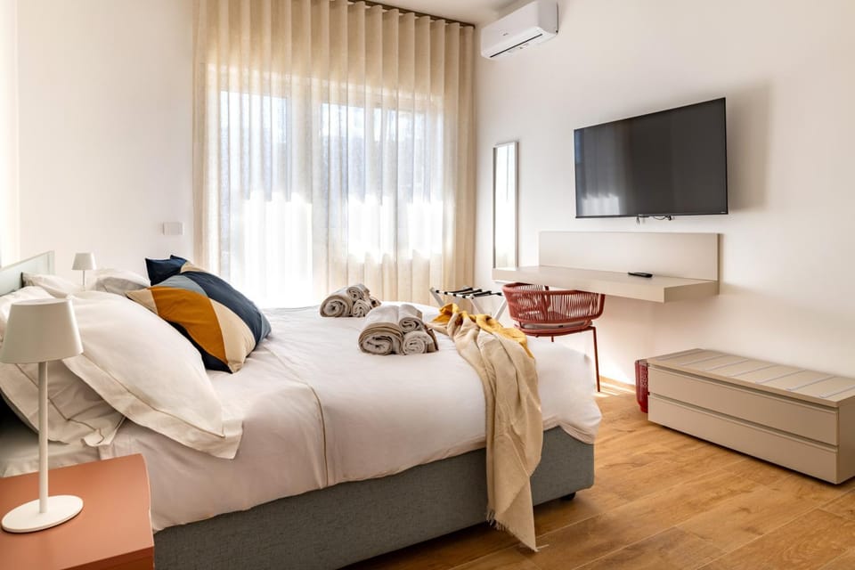 Bed, TV and multimedia, Photo of the whole room, Bedroom, towels, air conditioner