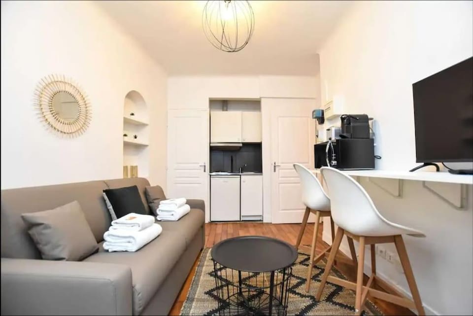 TV and multimedia, Kitchen or kitchenette, Living room, Seating area, Dining area