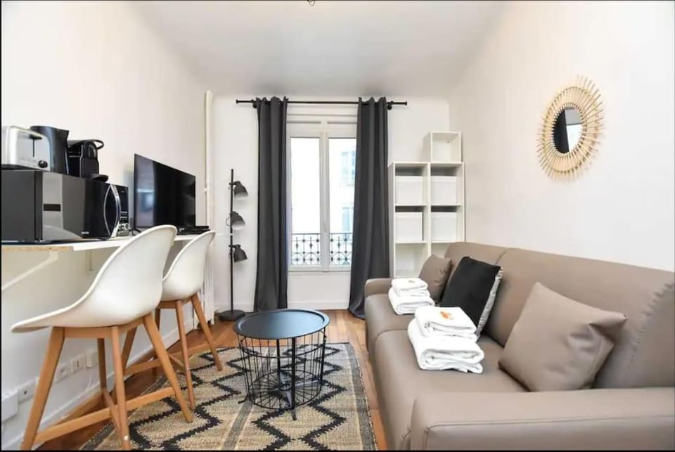 Bed, TV and multimedia, Living room, Seating area