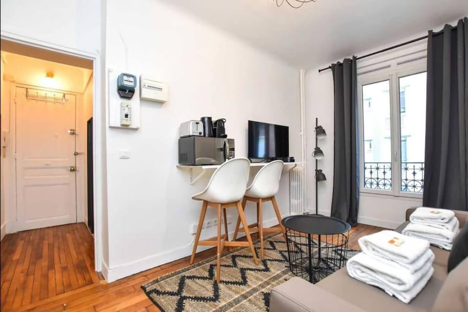 Bed, TV and multimedia, Living room, Seating area, Dining area, Bedroom, towels
