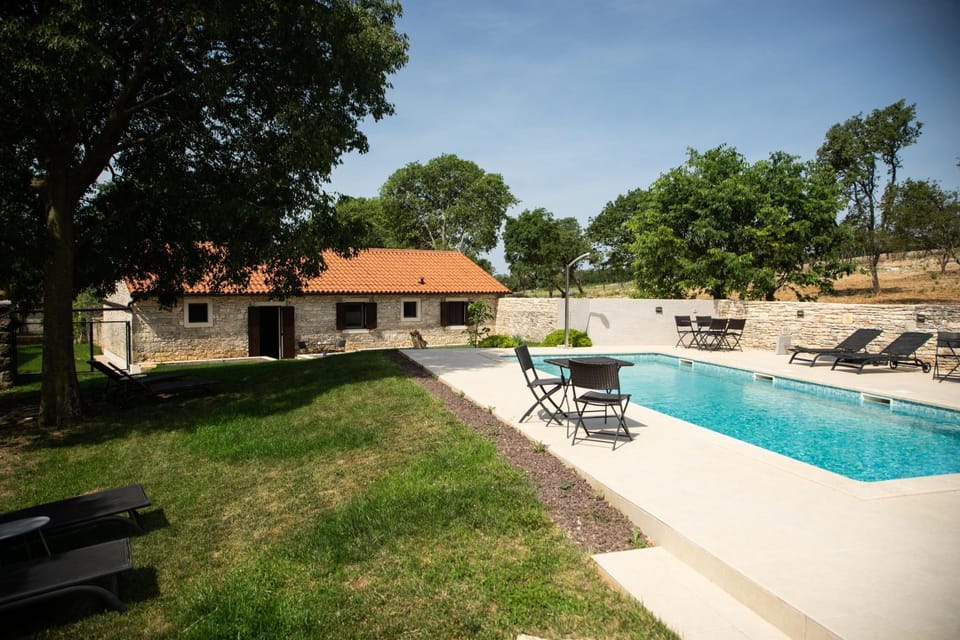 Property building, Garden, Swimming pool, sunbed