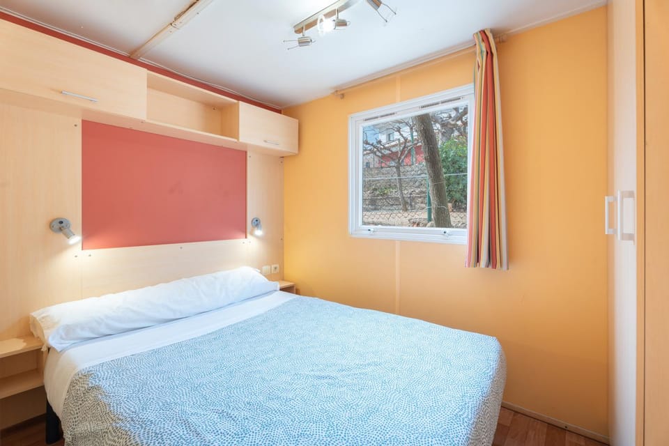 Property building, Living room, Bedroom