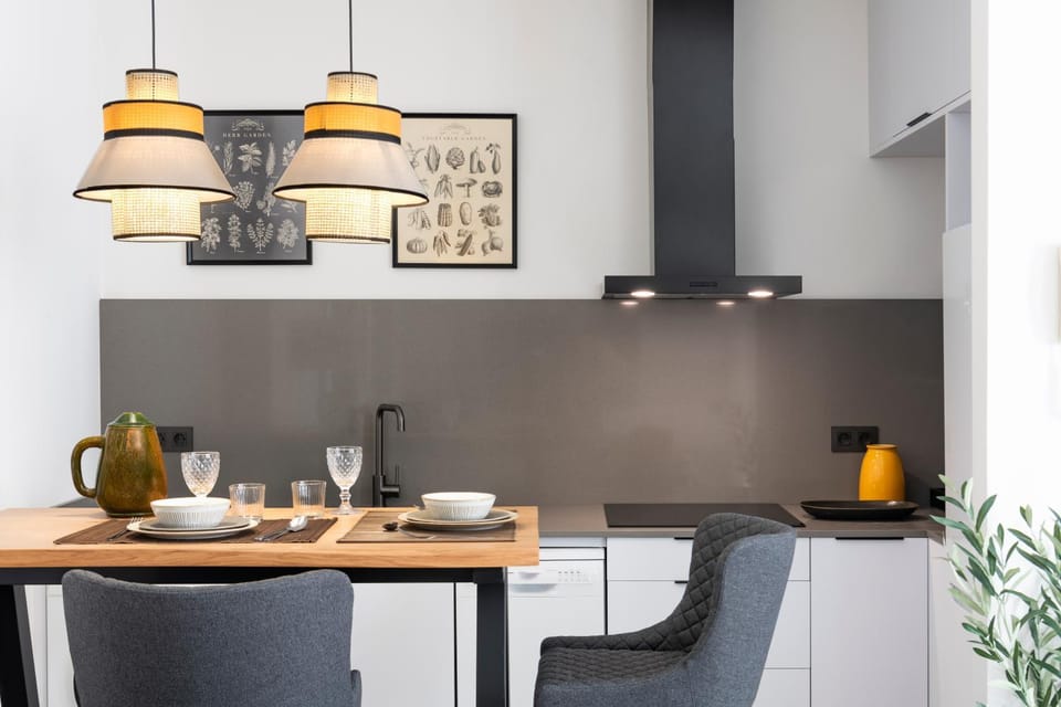 Kitchen or kitchenette, Dining area