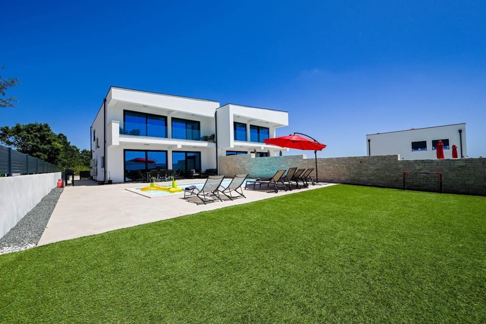 Property building, Garden view, sunbed