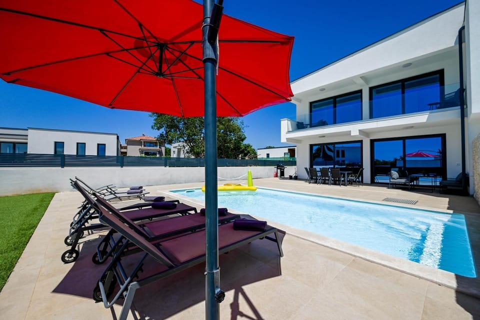 Property building, Swimming pool, sunbed