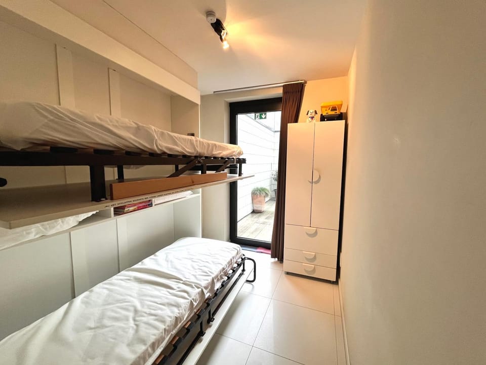 Bedroom, bunk bed