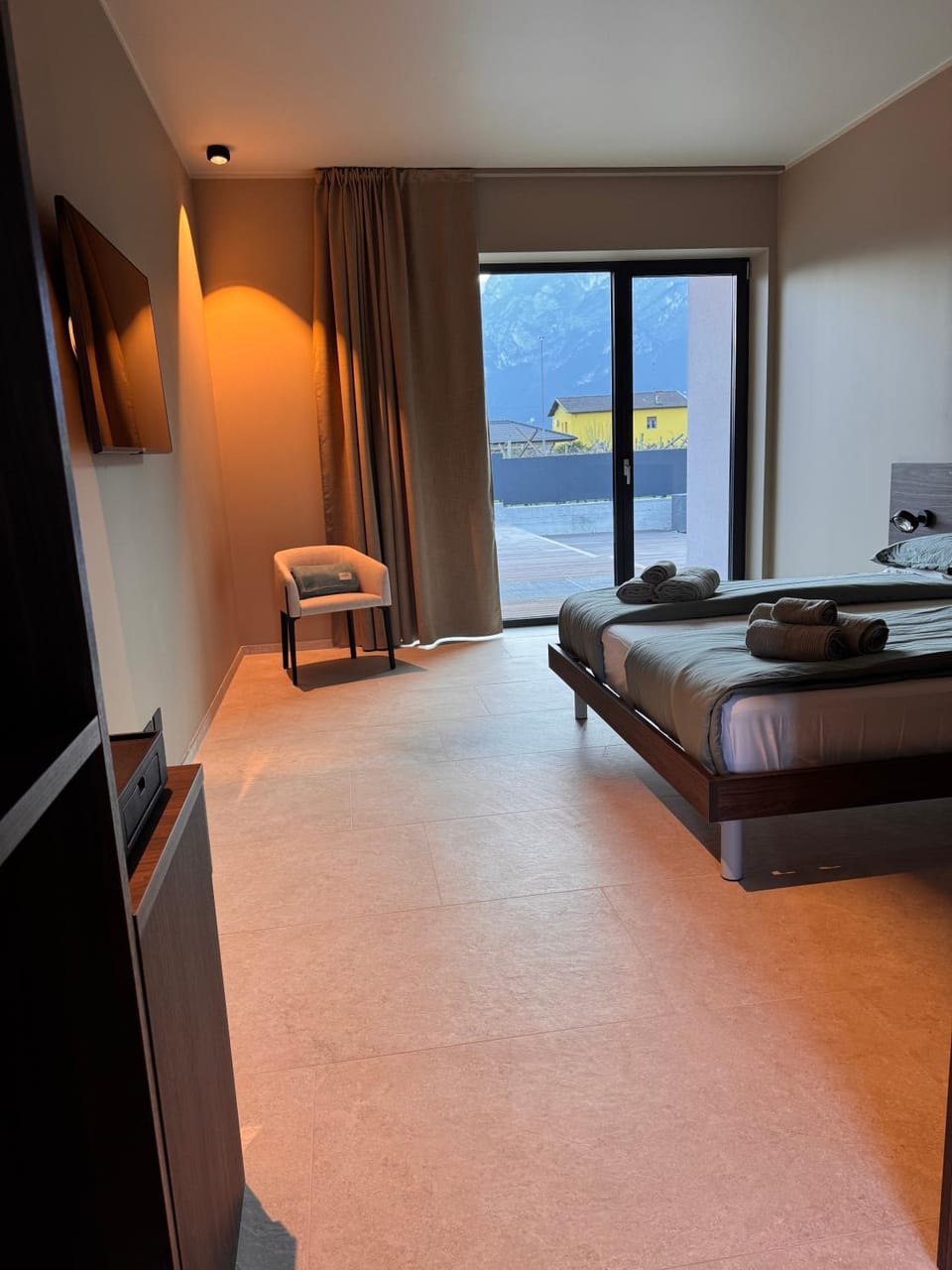 Bed, TV and multimedia, Bedroom