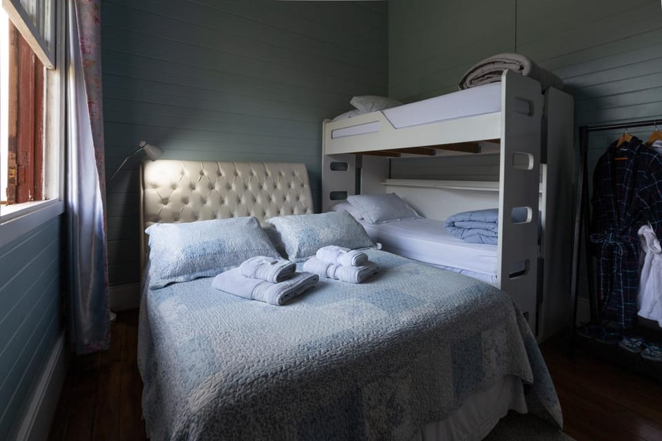 Bed, Photo of the whole room, Bedroom, bunk bed, towels