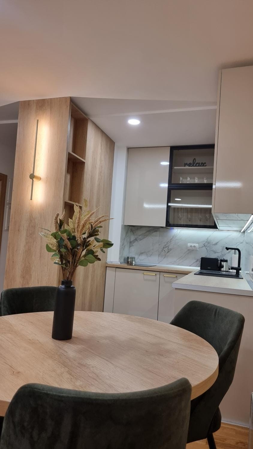 Kitchen or kitchenette, Dining area, stove