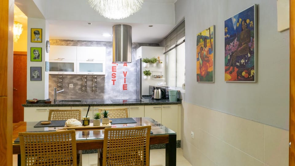 Kitchen or kitchenette, Dining area, minibar, stove